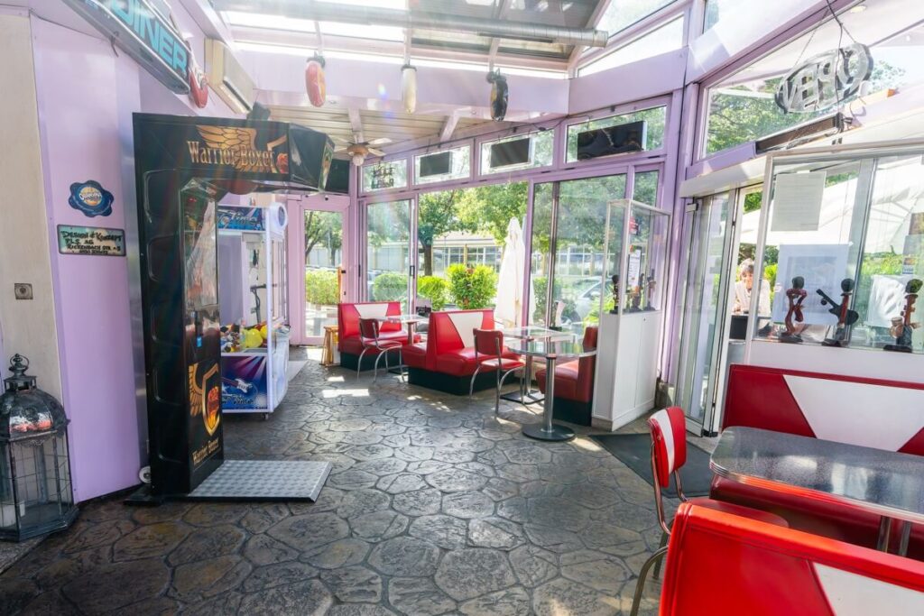 Intérieur du American Pub à Sion avec banquettes rouges rétro et ambiance américaine pour déguster burgers et boissons