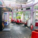 Intérieur du American Pub à Sion avec banquettes rouges rétro et ambiance américaine pour déguster burgers et boissons