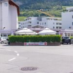 Façade du American Pub à Sion avec terrasse extérieure et parking, restaurant de burgers et ambiance américaine