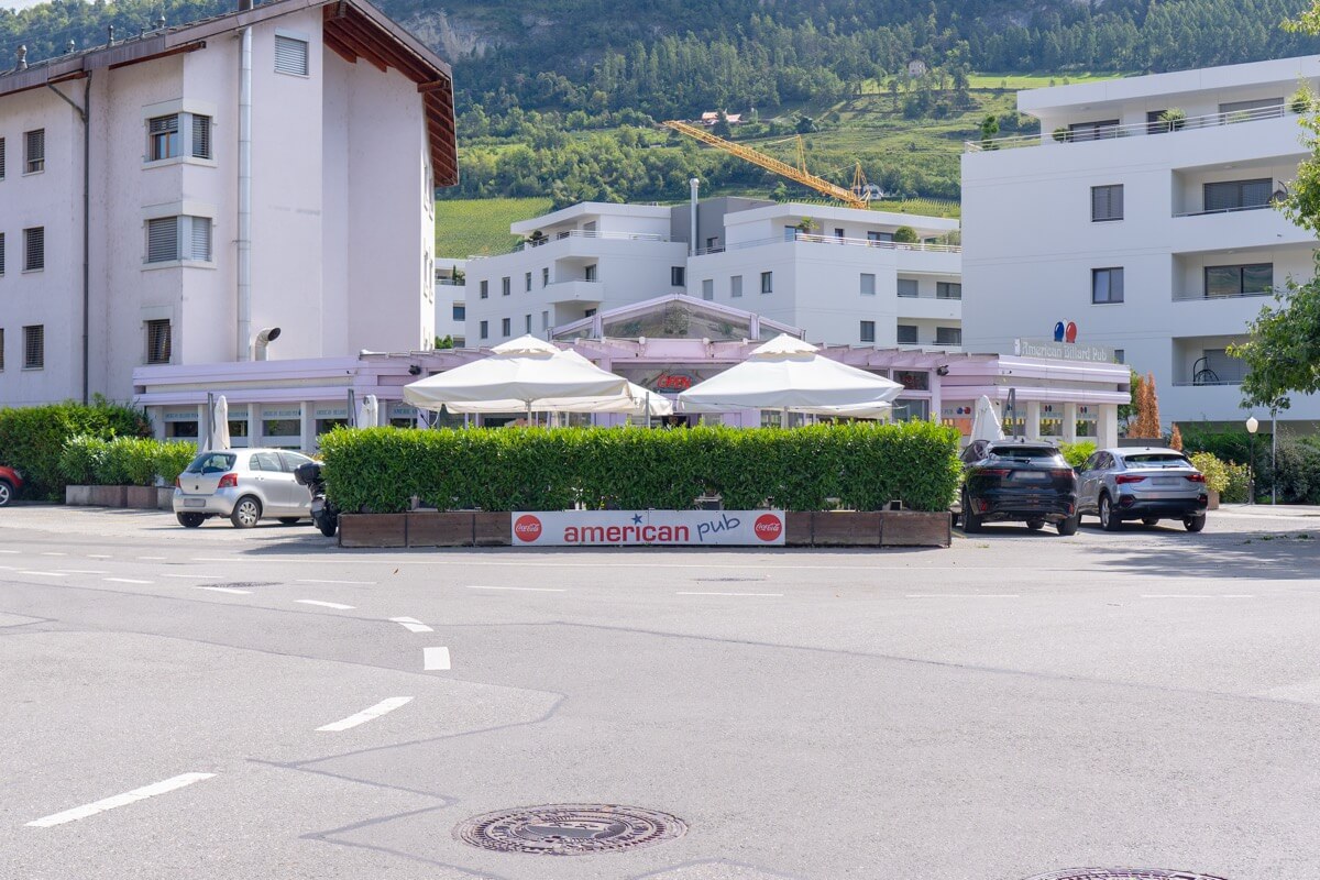Façade du American Pub à Sion avec terrasse extérieure et parking, restaurant de burgers et ambiance américaine