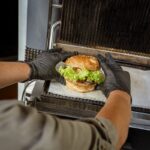 Burger en préparation au American Pub à Sion, restaurant de burgers et ambiance américaine