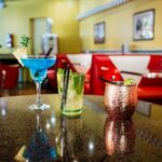 Cocktails colorés servis au American Pub à Sion, bar-restaurant de burgers avec ambiance américaine rétro