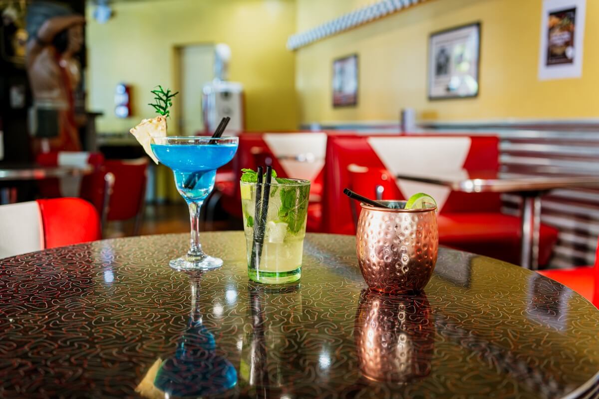 Cocktails colorés servis au American Pub à Sion, bar-restaurant de burgers avec ambiance américaine rétro