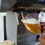 Service d’une bière pression au American Pub à Sion, bar et restaurant de burgers avec ambiance américaine
