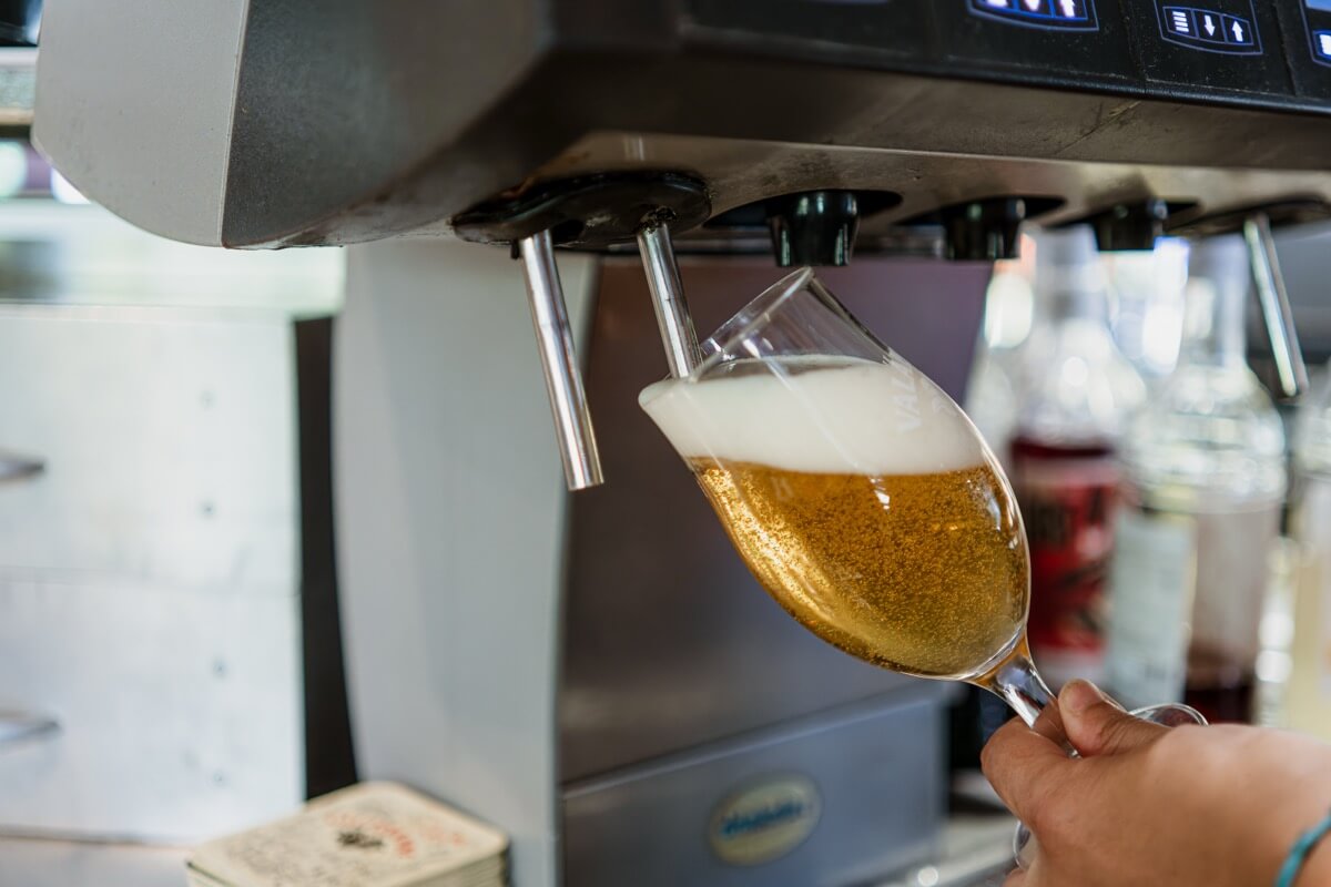 Service d’une bière pression au American Pub à Sion, bar et restaurant de burgers avec ambiance américaine
