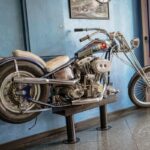 Véritable moto Harley vintage exposée au American Pub à Sion, restaurant de burgers et ambiance américaine
