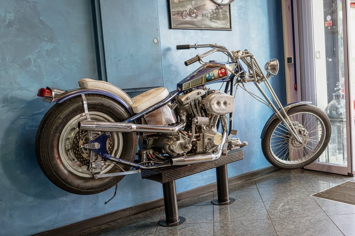 Véritable moto Harley vintage exposée au American Pub à Sion, restaurant de burgers et ambiance américaine