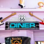 Décoration rétro avec guitares électriques et enseigne Route 66 au American Pub, restaurant burger à Sion