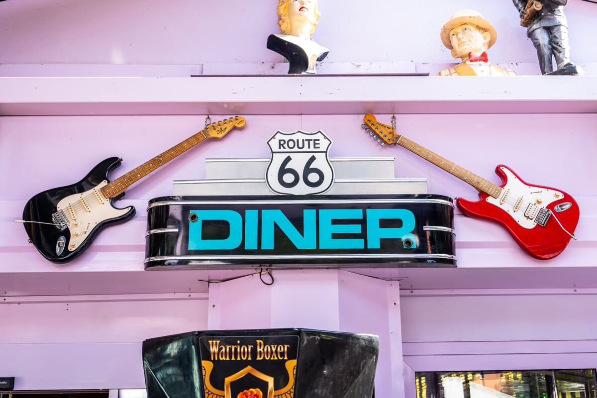 Décoration rétro avec guitares électriques et enseigne Route 66 au American Pub, restaurant burger à Sion